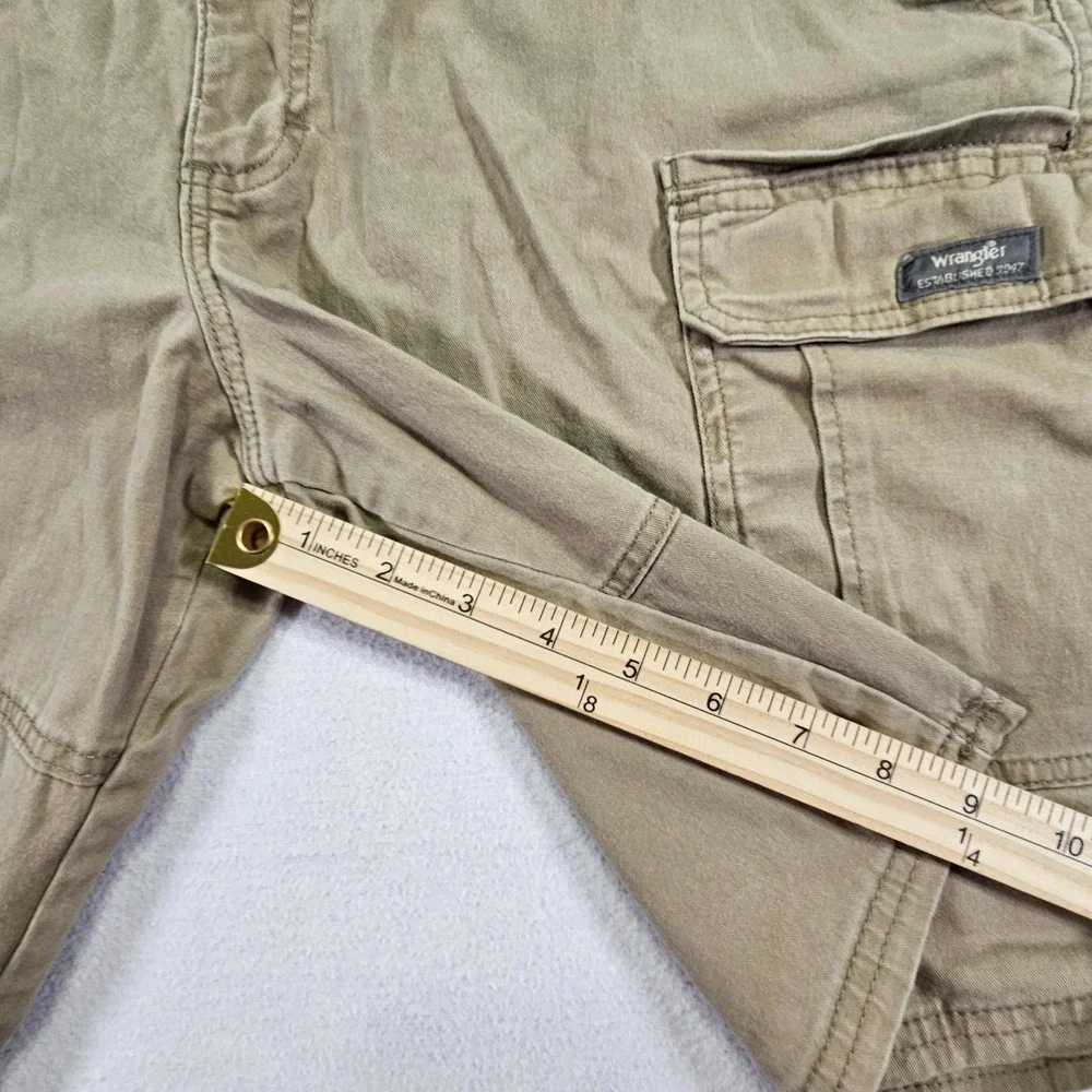 Wrangler Men's Relaxed Fit Cargo Shorts Size 38 x 9 Khaki Pockets Classic Casual